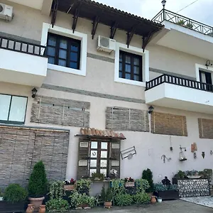 Local Living Edi , Berat Albania